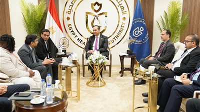 رئيس هيئة الرعاية الصحية يلتقي قيادات شركة 