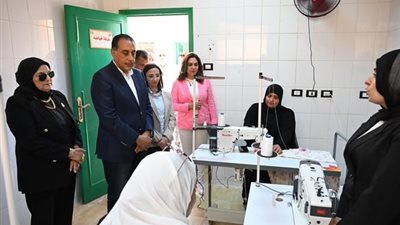 مدبولي يتفقد مشغلا للمنتجات اليدوية بالبحيرة ويوجه بعرض إنتاجه بالمحافظات