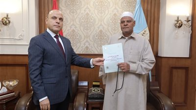 محافظ كفرالشيخ يُسلّم 15 عقد تقنين أراضي أملاك دولة للمستفيدين 