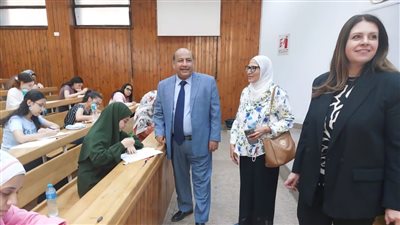 نائب رئيس جامعة القاهرة يتفقد لجان الامتحانات بعدة كليات صحية وبيطرية