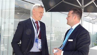 رئيس القابضة لمصر للطيران يعقد لقاءات مع كبرى شركات الصناعة ويعزز مع فرص التعاون المشترك 