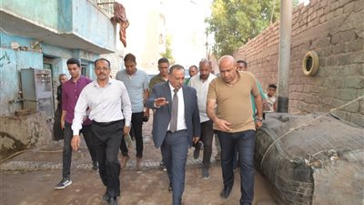محافظ أسيوط يجري زيارة مفاجئة لأعمال ترميم المنازل المتدهورة في المصلة