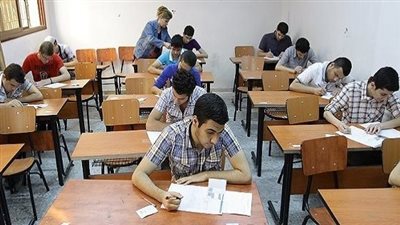 طلاب الثانوية العامة يؤدون امتحاني التربية الدينية والوطنية.. وتشديدات أمنية لمنع الغش
