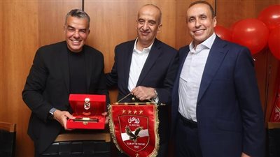 الأهلي يتبادل الهدايا التذكارية في مأدبة عشاء على هامش المونديال