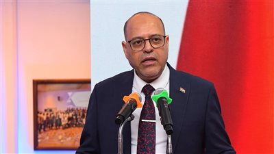 وزير العمل يُسلم 50 عقد عمل لذوي همم من أبناء