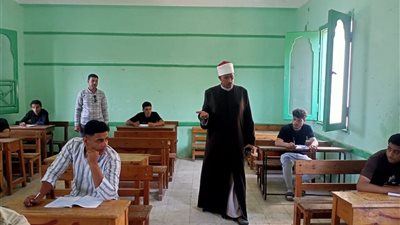  «الصرف» يشرح صدور طلاب الأدبي بلجان الثانوية الأزهرية فى كفرالشيخ