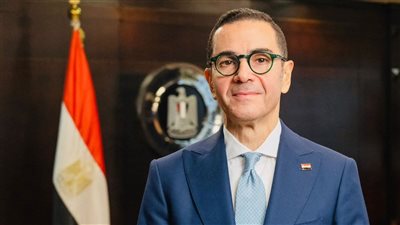 وزير الاستثمار خلال لقائه مسؤولي 