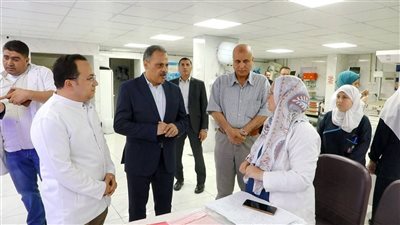 محافظ الشرقية يفاجئ مستشفي بلبيس المركزي ويحيل عدد من العاملين للتحقيق للإهمال والتقصير في العمل
