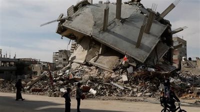 استهداف مُسَيّرة لمواطن بغزة يحمل كيس طحين يثير موجة غضب واسعة