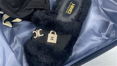 جمارك المطار تضبط ٣ آلاف دولار داخل طرد 