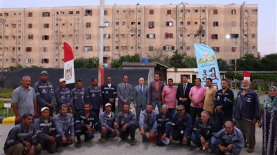  محافظ كفرالشيخ يصطحب رجال النظافة بمشتل التشجير .. ويكافئهم لجهودهم
