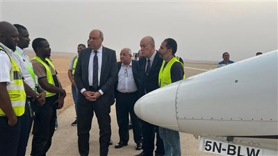 وزير الطيران يتابع ميدانيا هبوط اضطراري لطائرة خاصة أجنبية بمطار القاهرة 