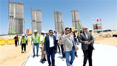 وزير الإسكان يتفقد تنفيذ أبراج 