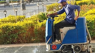 حملات متتالية لرفع الإشغالات وتنفيذ النظافة العامة بالمناطق والأحياء السكنية وتهذيب ورى للأشجار بأسوان