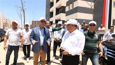 وزير الإسكان يتفقد وحدات 