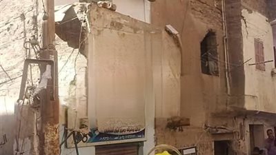 إصابة سيدة وطفلها إثر انهيار شرفة منزلها بأسيوط