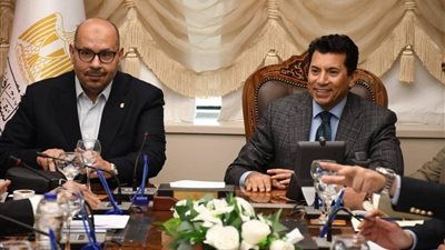 وزير الرياضة يشيد بجهود اللجنة الأولمبية في تعديل قانون الرياضة
