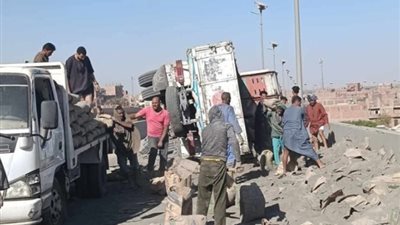 انقلاب سيارة نقل محملة بالأسمنت بطريق الهضبة في أسيوط دون خسائر بشرية