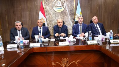 محافظ كفرالشيخ يناقش جهود تطوير وتطهير وتكريك بحيرة البرلس