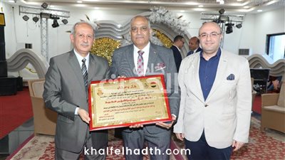 محافظ بني سويف يشهد احتفالية تكريم  مدير مكتب السكرتير العام ..ويهديه درع المحافظة بمناسبة  بلوغه سن المعاش  