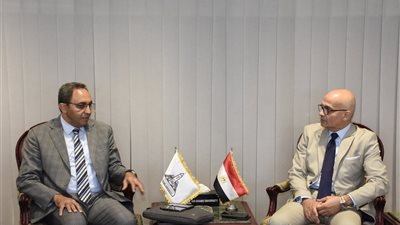 محافظ قنا يبحث مع رئيس جامعة عين شمس آفاق التعاون في المجالات التنموية والعلمية