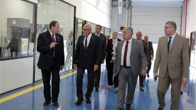رئيس «العربية للتصنيع» يتفقد تشغيل مصنع مستلزمات جراحة العظام