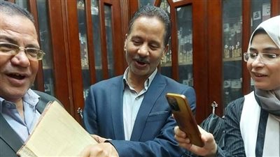 وفد كلية دراسات سوهاج يزور مكتبة رفاعة ويطّلع على مخطوطات نادرة