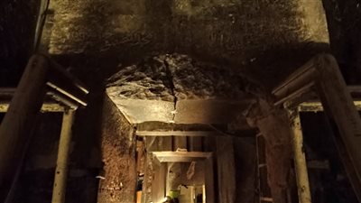 مصر تُحدث نظام الإضاءة داخل أهرامات الجيزة باستخدام تقنيات صديقة للبيئة بالتعاون مع إسبانيا