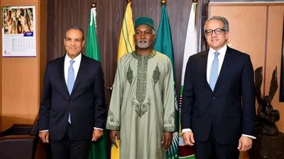 وزير الخارجية يعقد جلسة مباحثات ثنائية مع وزير خارجية نيجيريا في أبوجا