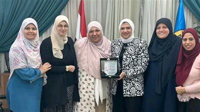 عميدة إعلام بنات الأزهر تكرّم زينب صلاح لدورها في تطوير البنية الرقمية بالكلية