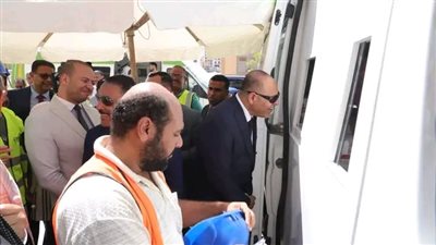وزير العمل ومحافظ مطروح يتفقدان قوافل طبية تقدم خدمات صحية للعمالة غير المنتظمة بالعلمين