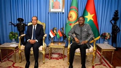وزير الخارجية والهجرة يلتقي مع وزير خارجية بوركينا فاسو لتعزيز التعاون 