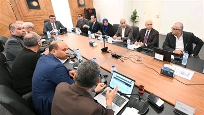 وزير الإسكان يعقد اجتماعًا مع مسئولي شركة 