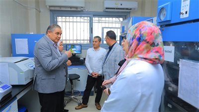 رئيس جامعة كفر الشيخ يتفقد عددًا من المعامل والمراكز المتخصصة بكلية الطب والمستشفى