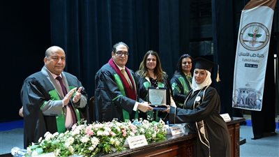 رئيس جامعة القاهرة يشهد تخريج دفعة الوافدين بطب الأسنان بمئوية الكلية