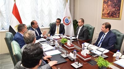 وزير الصحة يبحث دعم تمويل التأمين الصحي وتعديل المساهمة التكافلية