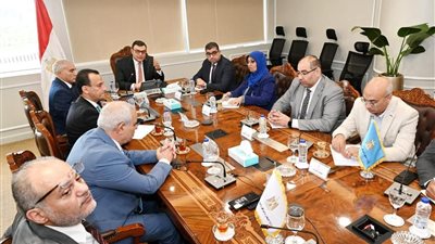 وزير الإسكان يبحث مع 