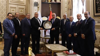 رئيس نادي قضاة البحيرة يهنئ رئيس النقض الجديد ويُهدي درع التقدير