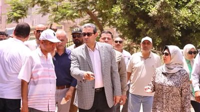 محافظ دمياط يتفقد موقف سيارات الأجرة والسوق الحضارى ويشدد على بدء تشغيلهم