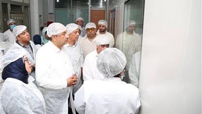 وزير قطاع الأعمال يتفقد شركة الإسكندرية للأدوية