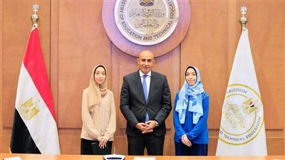 تكريم علمي لعائلة أستاذ الأدب والنقد حسن ذكري: حفيدتاه ضمن أوائل الثانوية العامة ووزير التعليم يكرمهما