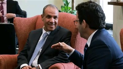 وزير الخارجية والهجرة يلتقي السيناتور 