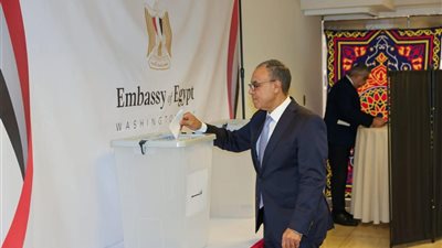 وزير الخارجية يدلي بصوته في انتخابات الشيوخ من سفارة مصر بواشنطن
