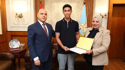 محافظ كفرالشيخ يكرم المتميزين من الهيئة العامة للتنمية الصناعية وإدارة الاستثمار ومكتب الهيئة العامة للاستثمار والمناطق الحرة 
