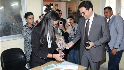 وزير الثقافة يدلي بصوته في انتخابات “الشيوخ” ويؤكد: المشاركة واجب وطني