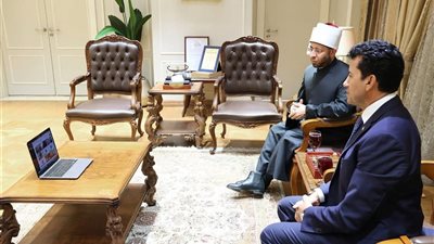 وزيرا الشباب والأوقاف يتابعان الانتخابات من غرفة العمليات المركزية بالفيديو كونفرانس