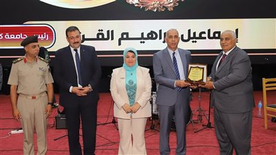 رئيس جامعة كفر الشيخ يشهد حفل تخريج طلاب كلية الهندسة دفعة العام الاكاديمي 2025