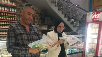 دمياط: اعدام ٥٥ كجم من الأغذية غير الصالحة خلال حملة للسلامة الغذائية بالروضة