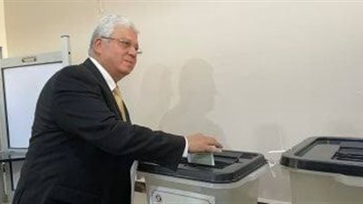 وزير التعليم العالي يدلي بصوته في انتخابات مجلس الشيوخ بالقاهرة الجديدة