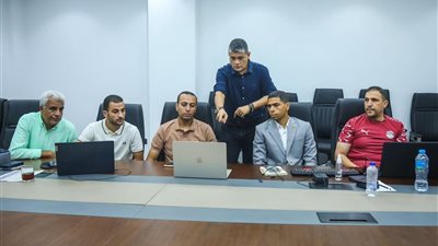 أوسكار رويز يجتمع بـ4 حكام لمراجعة قرارات الجولة الأولى في الدوري